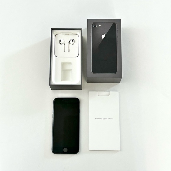 iPhone 8 - 64GB - Space Gray - Model A1905 with original NEW Earbuds - Picture 1 of 12